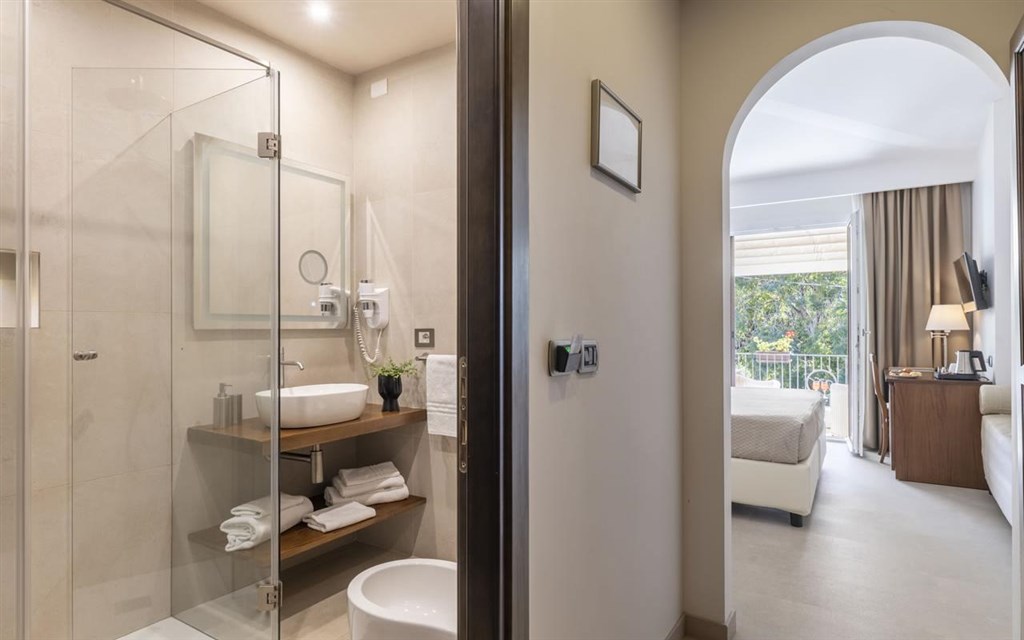 Nicoletta - Pokoj STANDARD třílůžkový s terasou, pohled od dveří, Santa Maria Navarrese, Sardinie