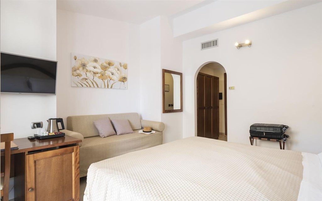 Nicoletta - Interiér třílůžkového pokoje STANDARD s terasou, Santa Maria Navarrese, Sardinie