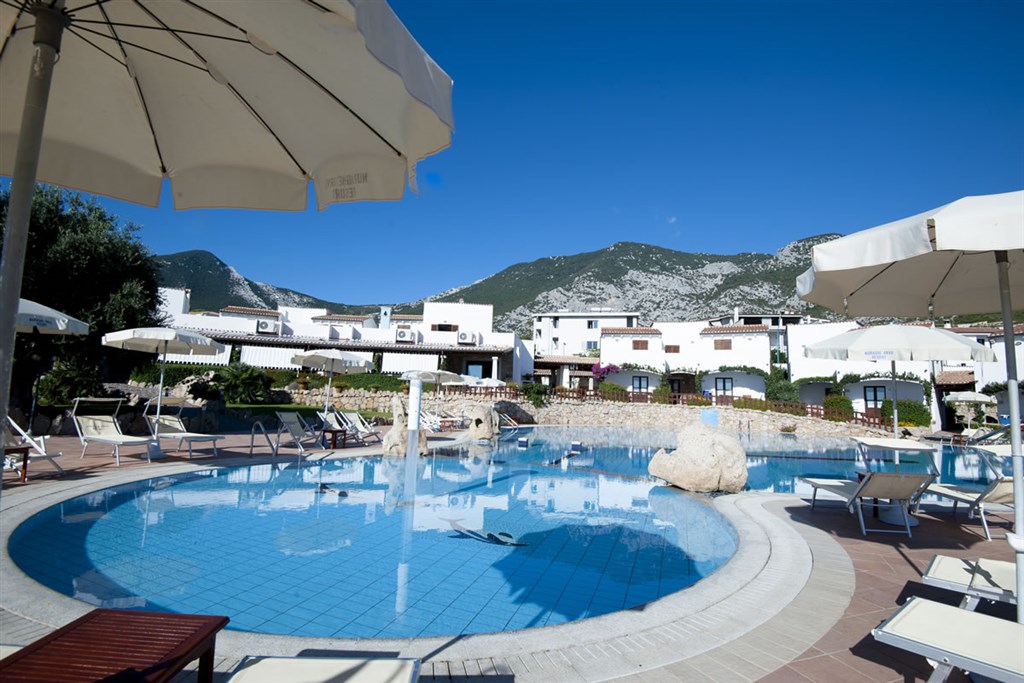 Nuraghe Arvu - Pohled od bazénu, Cala Gonone, Sardinia