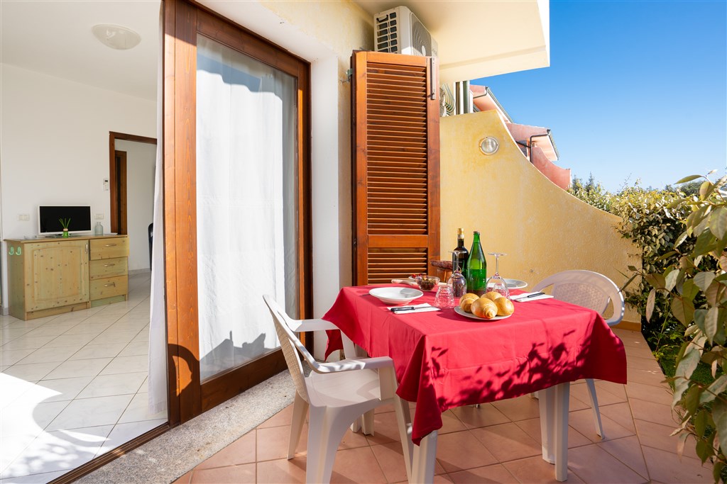 RESIDENCE IL BORGO DI BADESI - Terasa apartmánu s posezením, Badesi, Sardinie