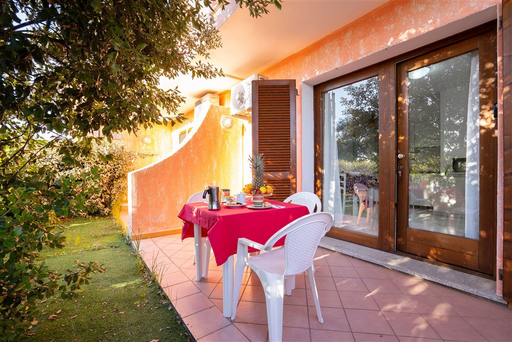 RESIDENCE IL BORGO DI BADESI - Terasa apartmánu s výhledem do zahrady, Badesi, Sardinie