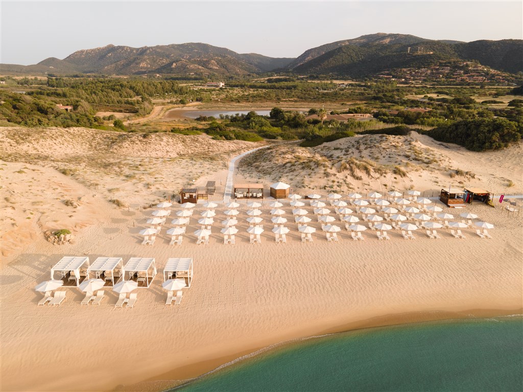 Conrad Chia Laguna Sardinia - Pohled na pláž, Chia, Sardinie