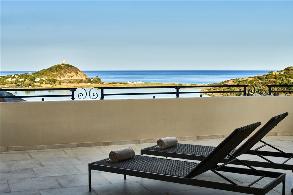 Conrad Chia Laguna Sardinia - Výhled z pokoje KING JUNIOR SUITE s výhledem na moře, Chia, Sardinie