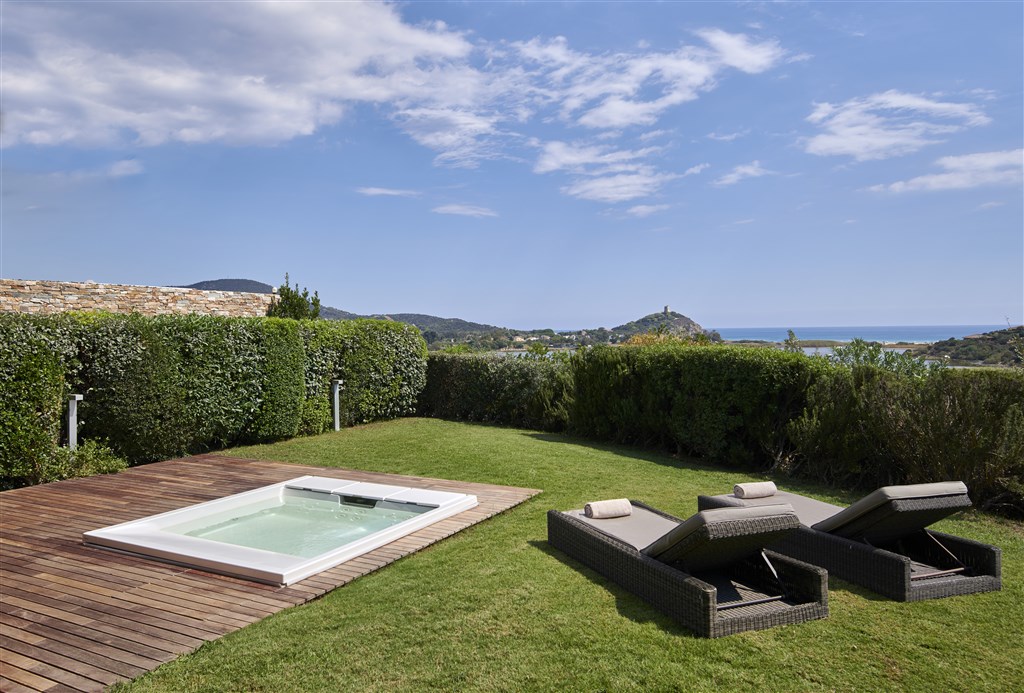 Conrad Chia Laguna Sardinia - KING JUNIOR SUITE s priv. zahrádkou a jacuzzi, typologie na vyžádání, Chia, Sardinie