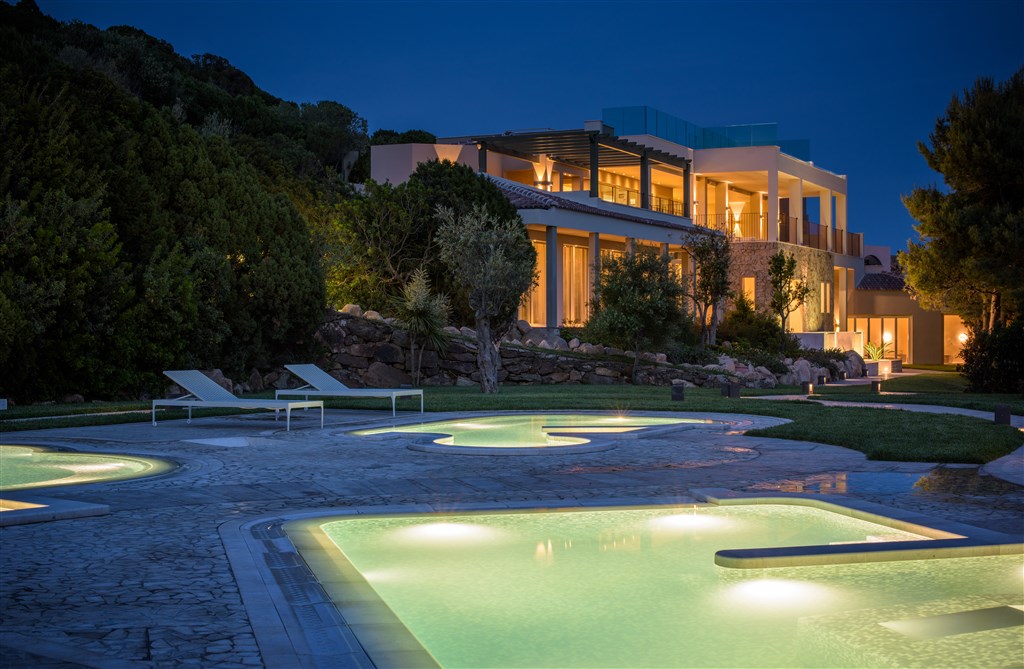 Conrad Chia Laguna Sardinia - Conrad Spa v noci, Chia, Sardinie