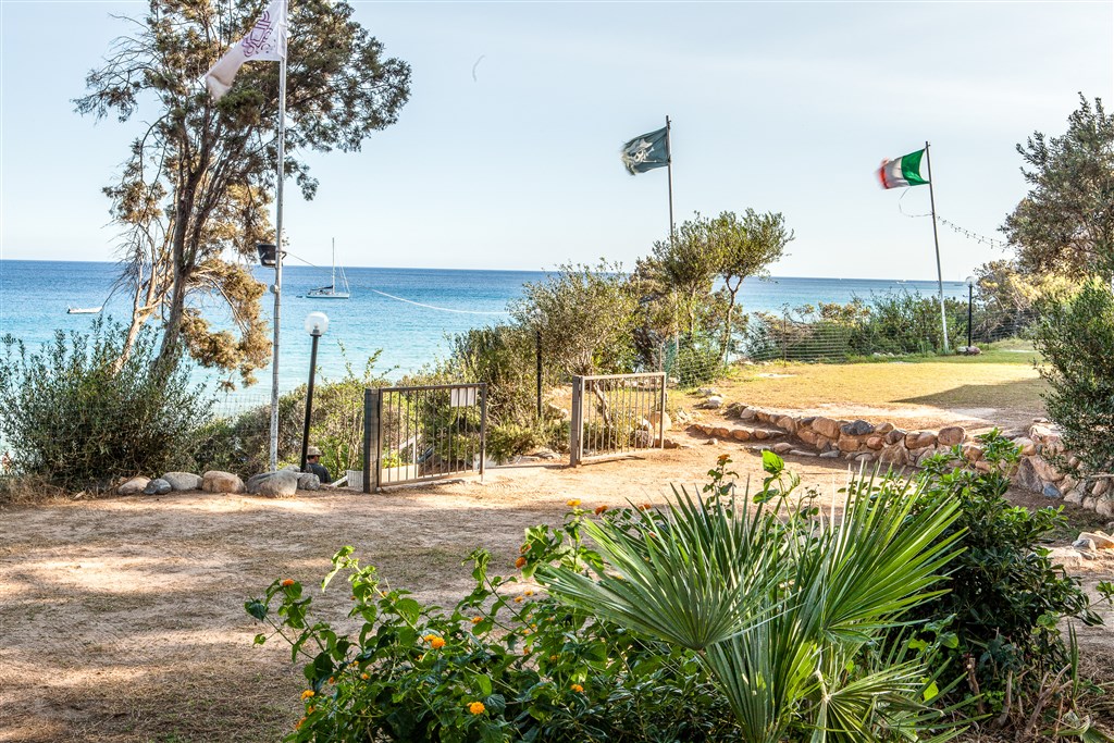 New Barcavela - Vstup na pláž ze zahrady hotelu, Santa Margherita di Pula, Sardinie