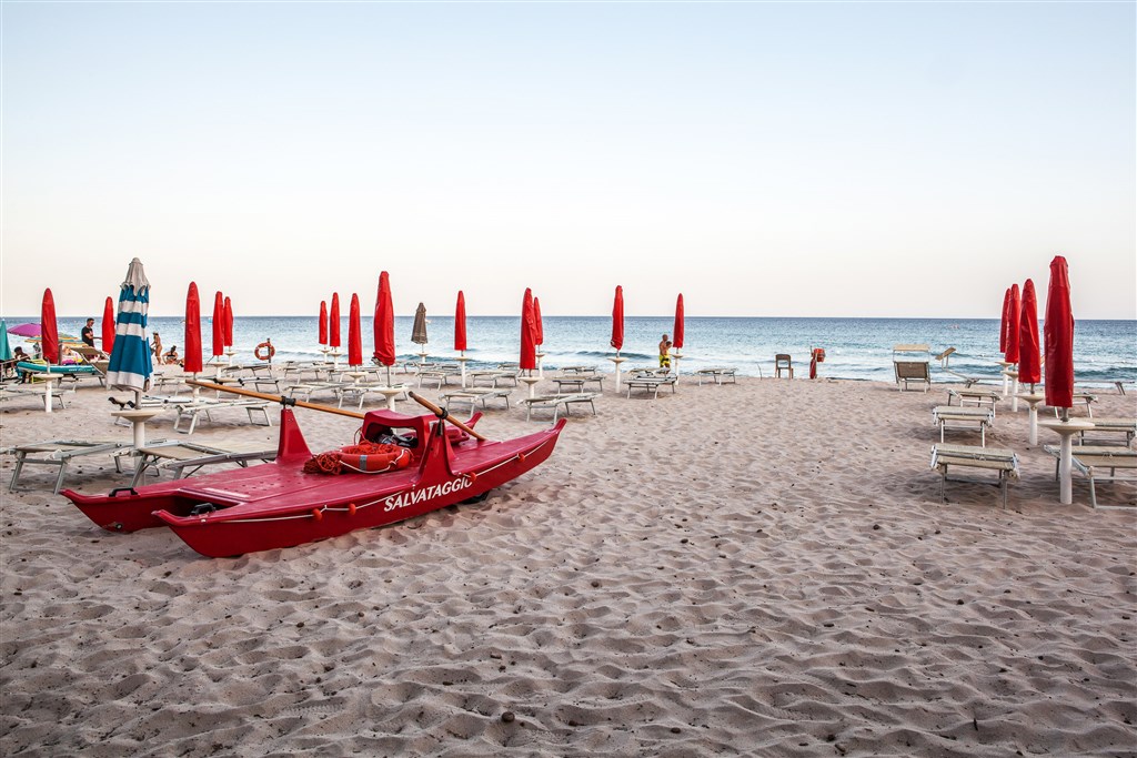 New Barcavela - Lehátka a slunečníky za poplatek, Santa Margherita di Pula, Sardinie