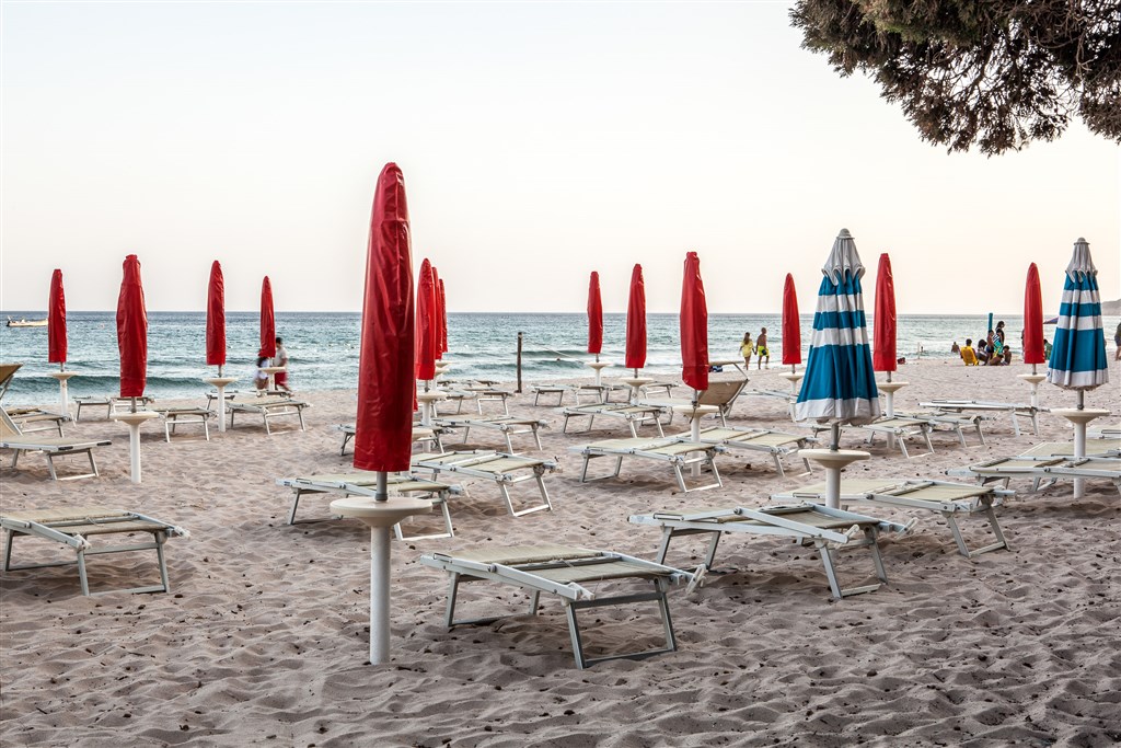 New Barcavela - Lehátka a slunečníky za poplatek, Santa Margherita di Pula, Sardinie