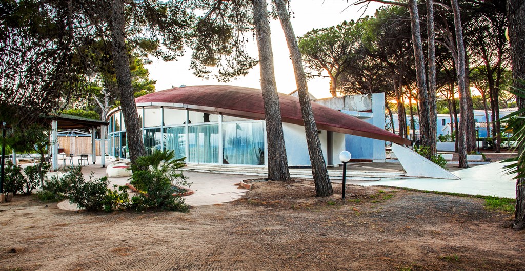 New Barcavela - Hlavní budova ve tvaru obrácené lodi, Santa Margherita di Pula, Sardinie