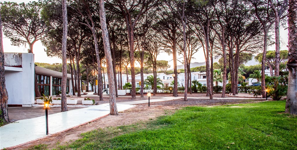 New Barcavela - Pohled na hlavní budovu a hotelové pokoje, Santa Margherita di Pula, Sardinie