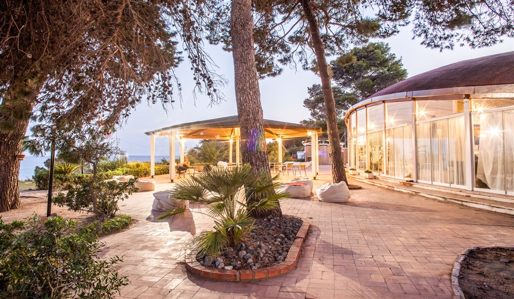 New Barcavela - Večerní atmosféra na terase, Santa Margherita di Pula, Sardinie