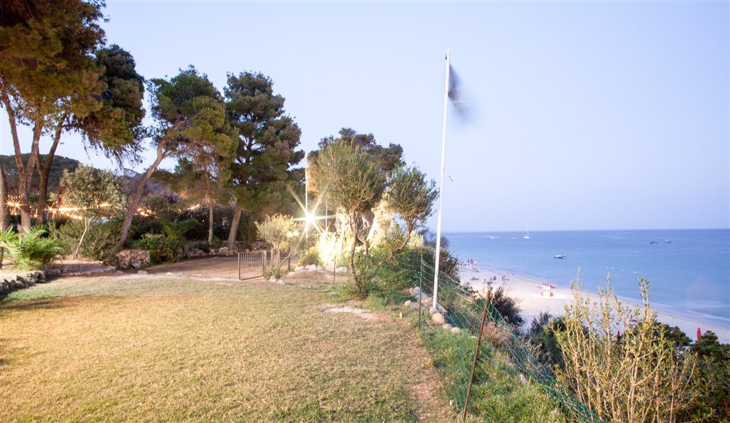 New Barcavela - Zahrada přímo nad pláží, Santa Margherita di Pula, Sardinie