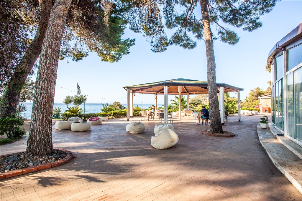 New Barcavela - Ranní posezení na terase, Santa Margherita di Pula, Sardinie
