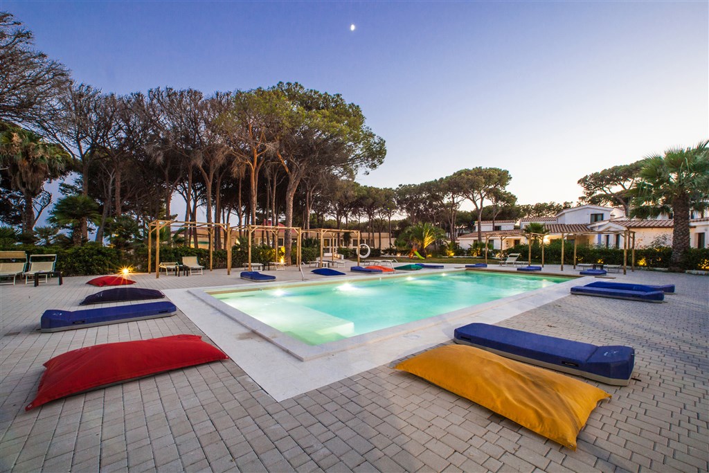 New Barcavela - Večerní pohled na bazén, Santa Margherita di Pula, Sardinie