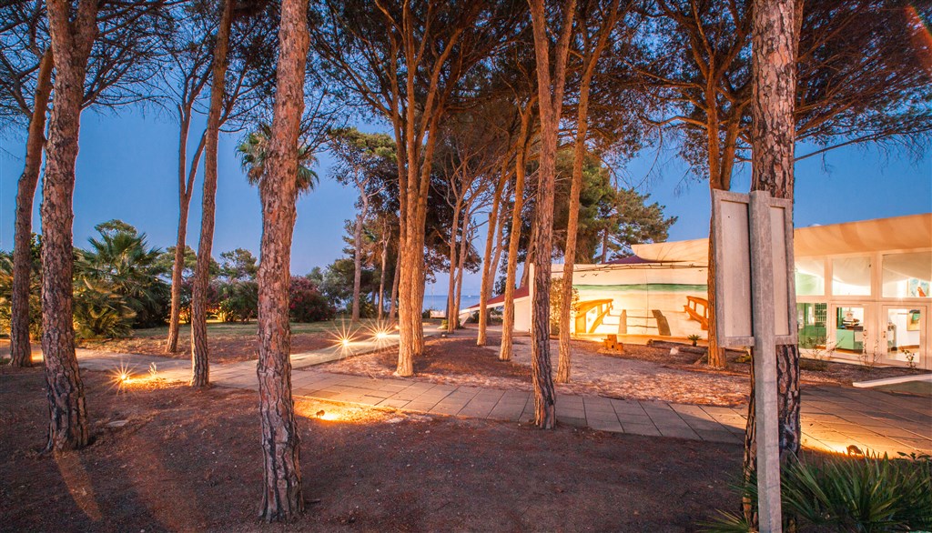 New Barcavela - Večerní pohled na hotel, Santa Margherita di Pula, Sardinie