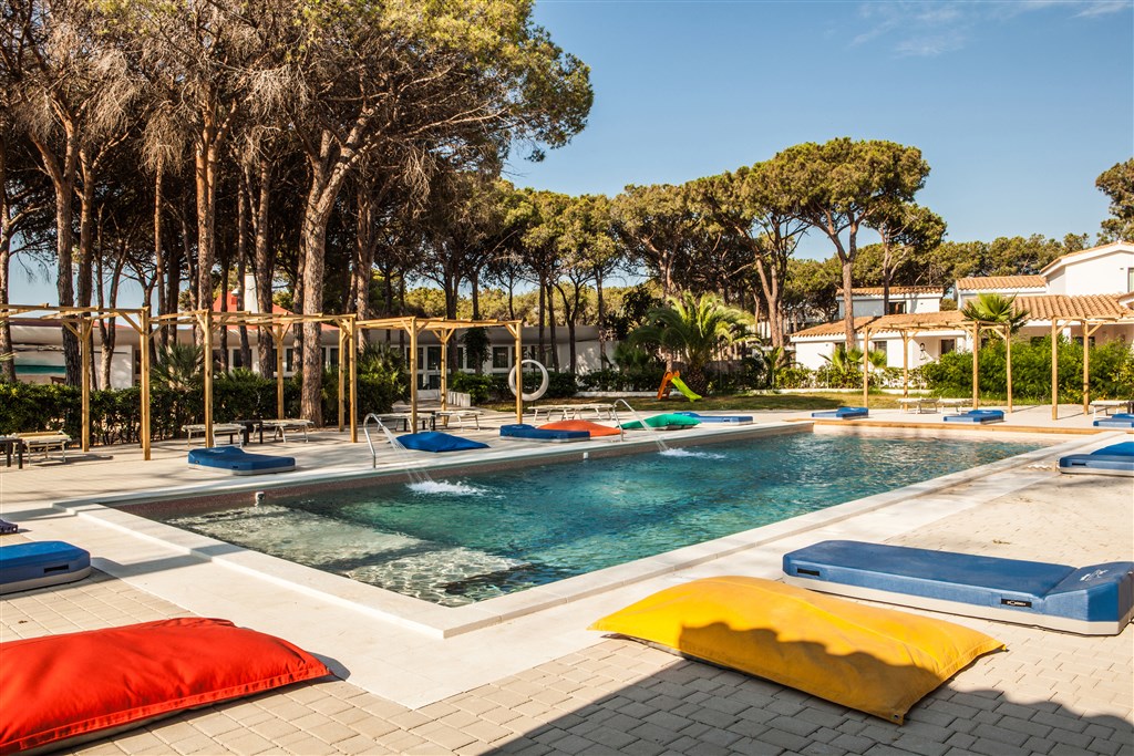 New Barcavela - Relaxace u bazénu, Santa Margherita di Pula, Sardinie