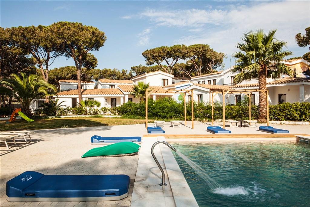New Barcavela - Pohled na budovy s pokoji, Santa Margherita di Pula, Sardinie