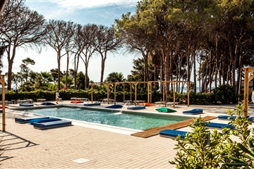 Bazén s lehátky, Santa Margherita di Pula, Sardinie