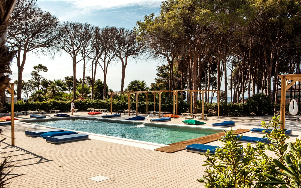 New Barcavela - Bazén s lehátky, Santa Margherita di Pula, Sardinie
