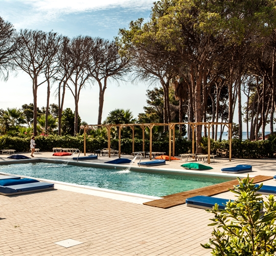 Bazén s lehátky, Santa Margherita di Pula, Sardinie
