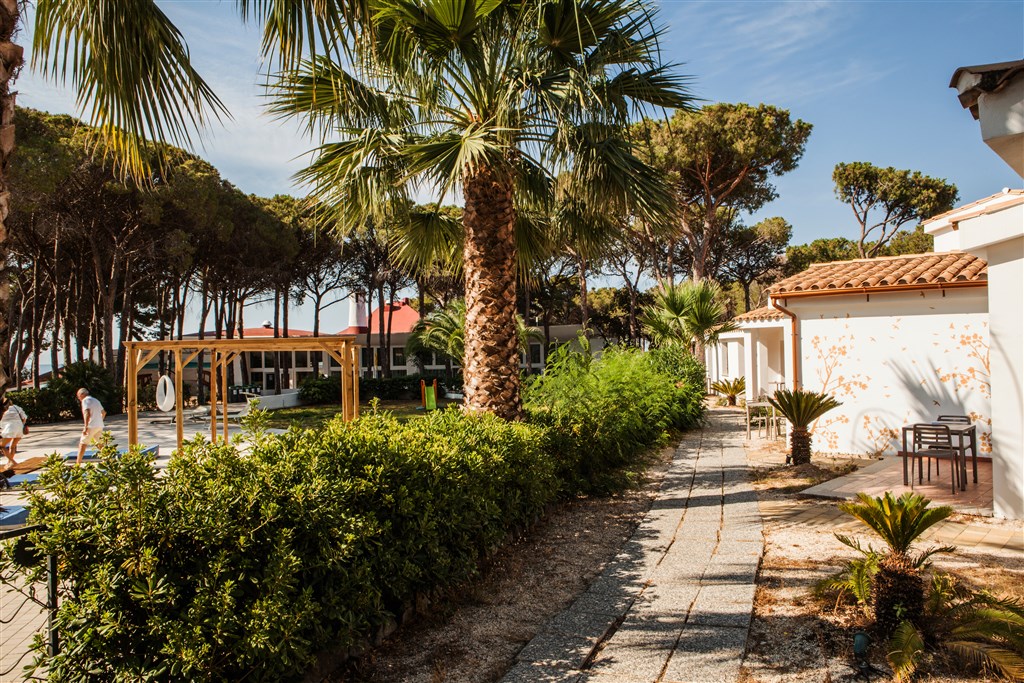 New Barcavela - Venkovní prostor kolem pokojů, Santa Margherita di Pula, Sardinie