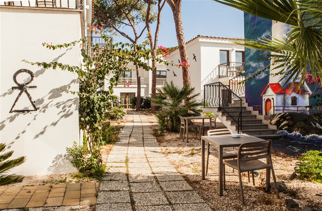 New Barcavela - Chodníčky k pokojům, Santa Margherita di Pula, Sardinie