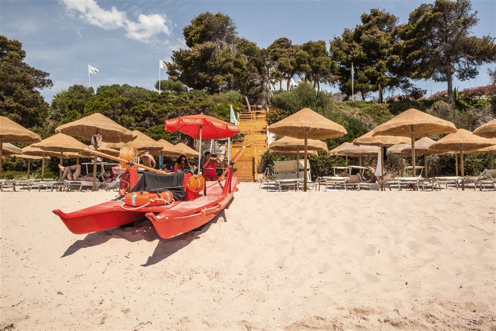 New Barcavela - Plavčík na hotelové pláži, Santa Margherita di Pula, Sardinie