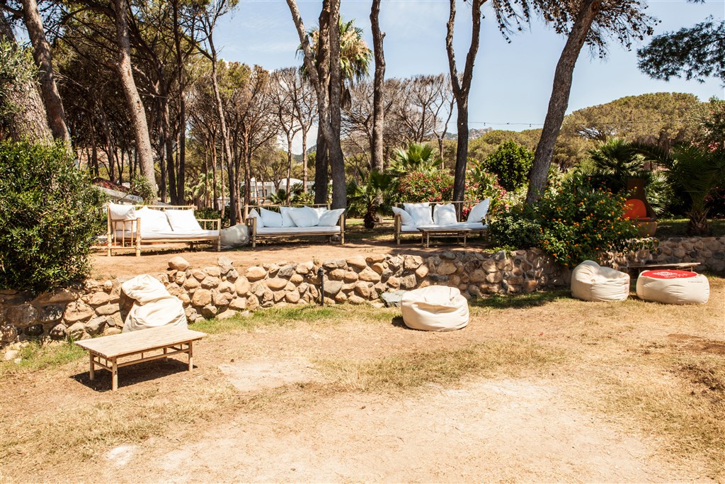 New Barcavela - Posezení v hotelové zahradě, Santa Margherita di Pula, Sardinie