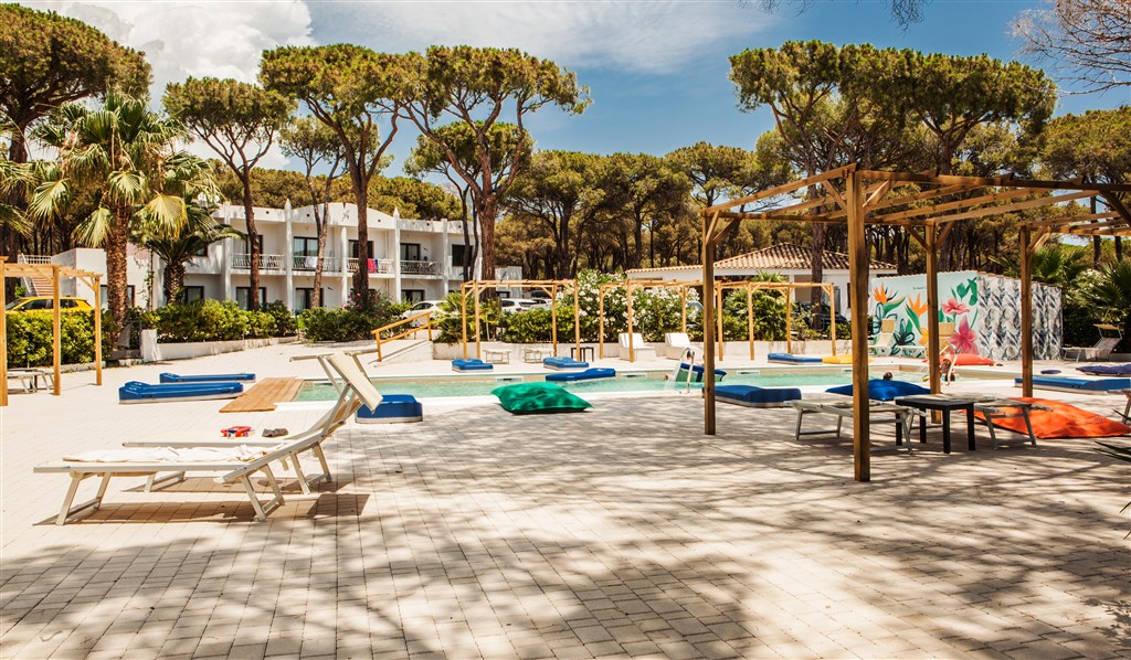 New Barcavela - Bazén a budova s hotelovými pokoji, Santa Margherita di Pula, Sardinie