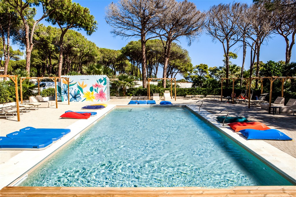 New Barcavela - Bazén s lehátky, Santa Margherita di Pula, Sardinie
