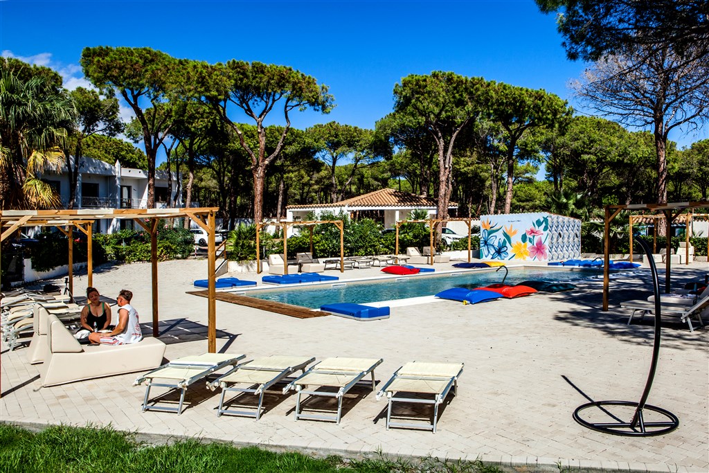 New Barcavela - Lehátka u bazénu, Santa Margherita di Pula, Sardinie