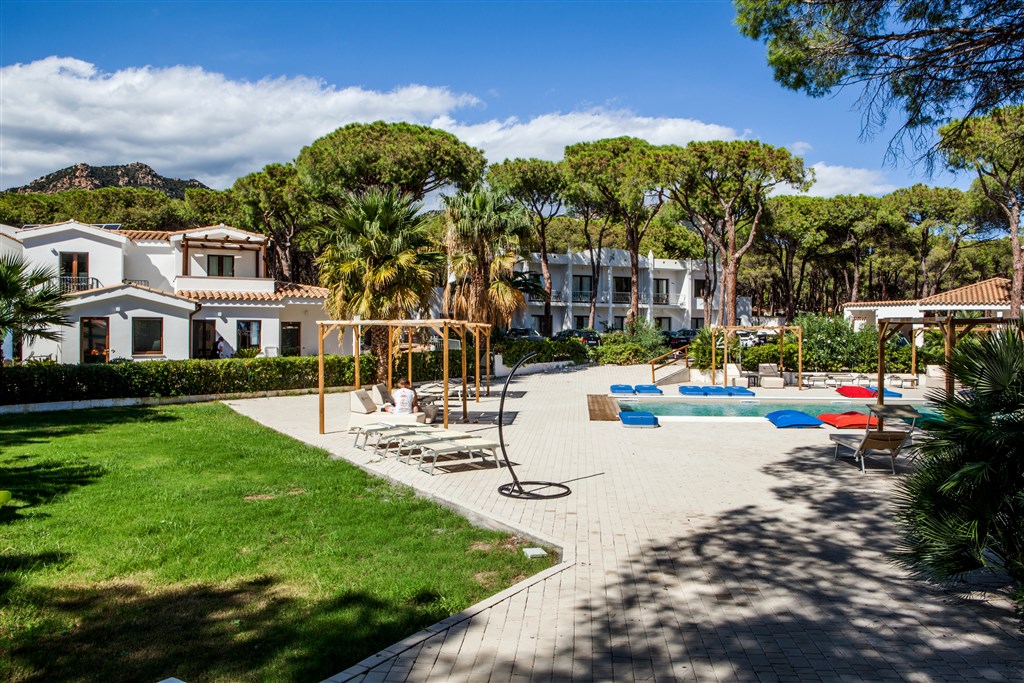 New Barcavela - Relaxace u bazénu, Santa Margherita di Pula, Sardinie