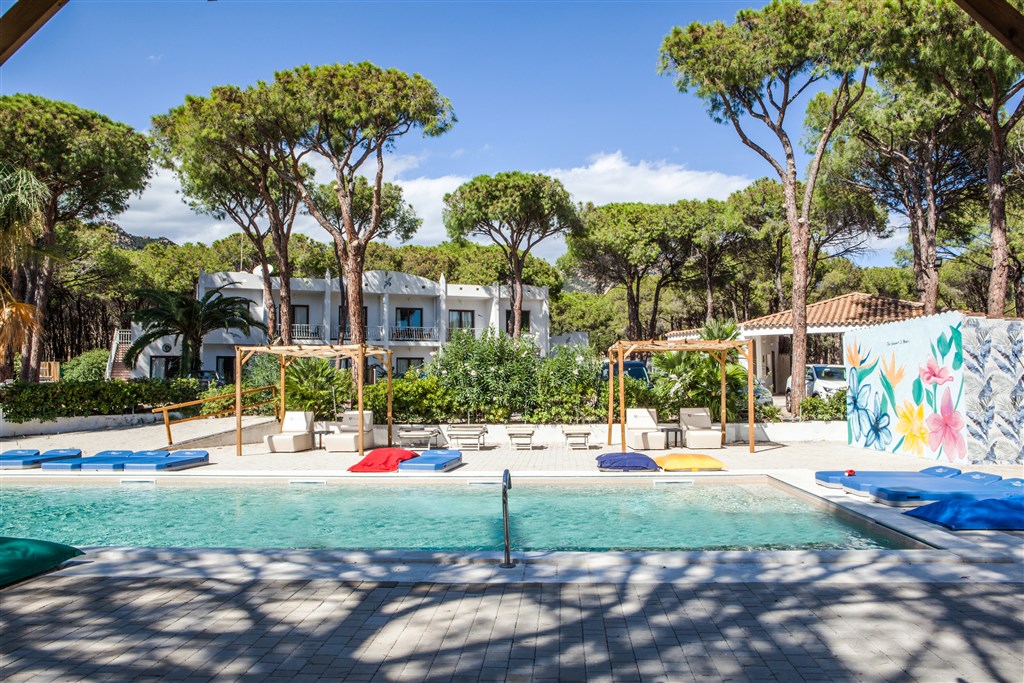 New Barcavela - Hotelový bazén s posezením, Santa Margherita di Pula, Sardinie