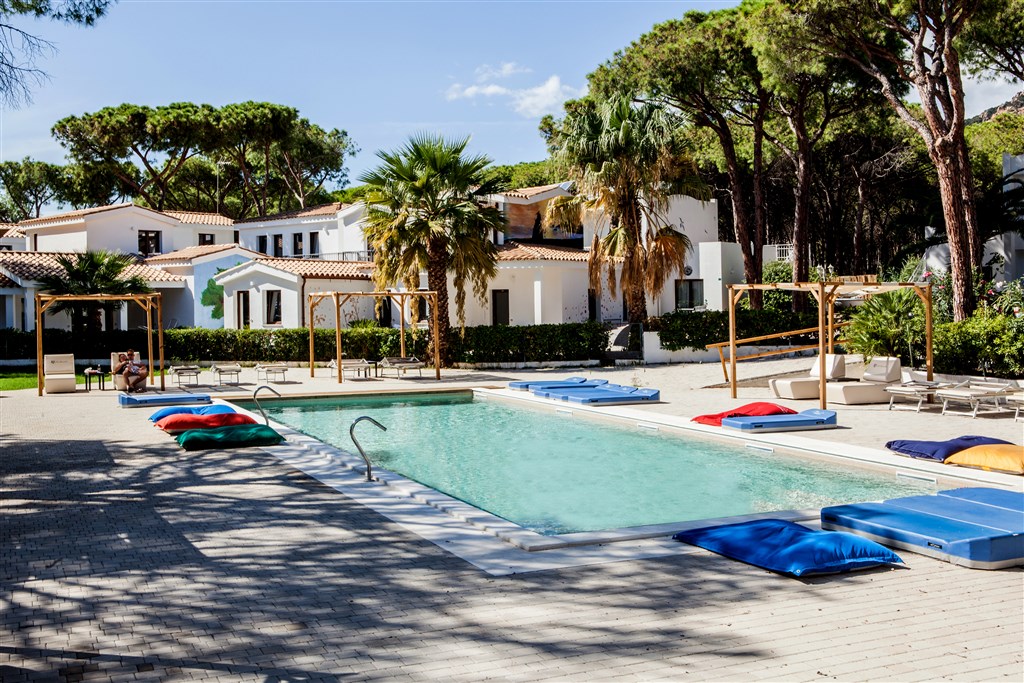New Barcavela - Pohled od bazénu, Santa Margherita di Pula, Sardinie