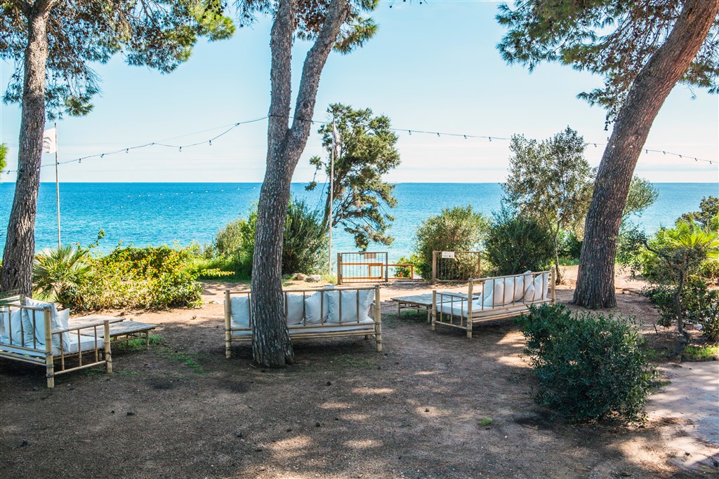 New Barcavela - Posezení v piniovém háji, Santa Margherita di Pula, Sardinie