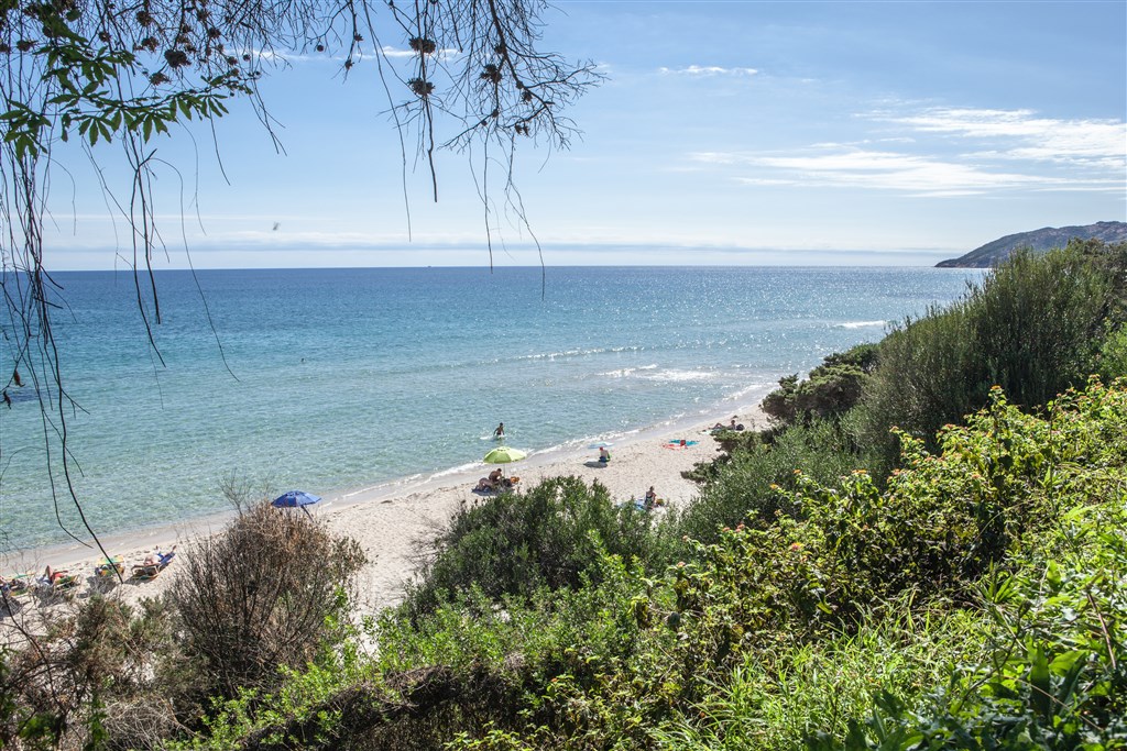 New Barcavela - Pohled z hotelové zahrady, Santa Margherita di Pula, Sardinie