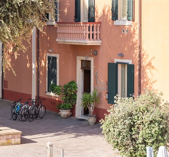 Vstup do hotelu, Tresnuraghes, Sardinie