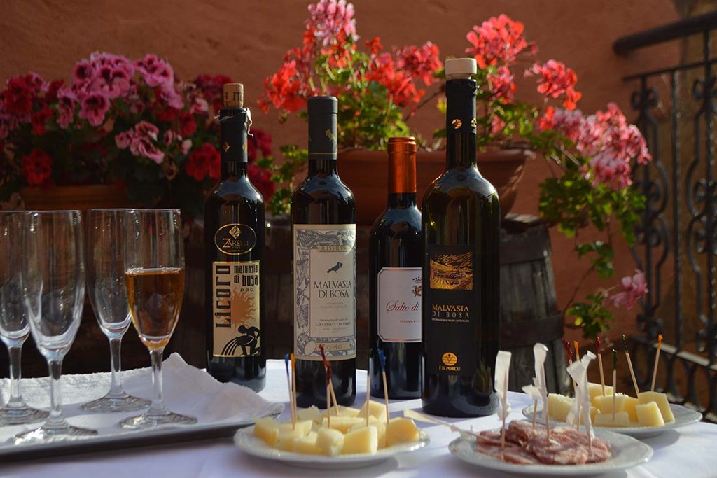 Hotel Villa Asfodeli - Místní víno Malvasia, Tresnuraghes, Sardinie