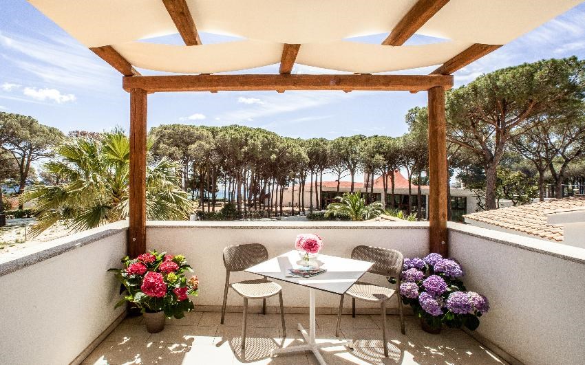 New Barcavela - Terasa pokoje JUNIOR SUITE s výhledem na moře, Santa Margherita di Pula, Sardinie