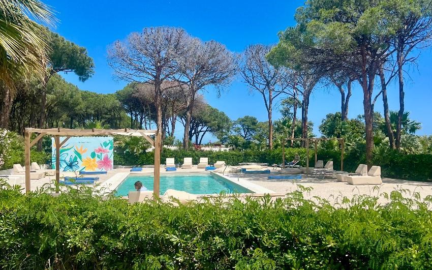 New Barcavela - Výhled z pokoje SUPERIOR s výhledem na bazén, Santa Margherita di Pula, Sardinie