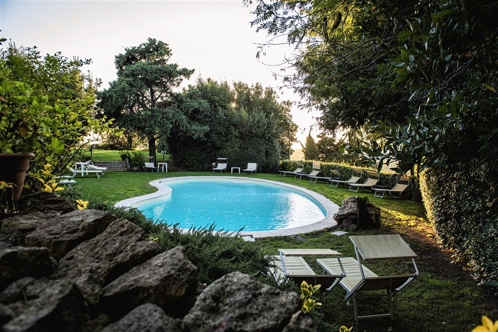 Hotel Villa Asfodeli - Bazén s lehátky v hotelové zahradě, Tresnuraghes, Sardinie