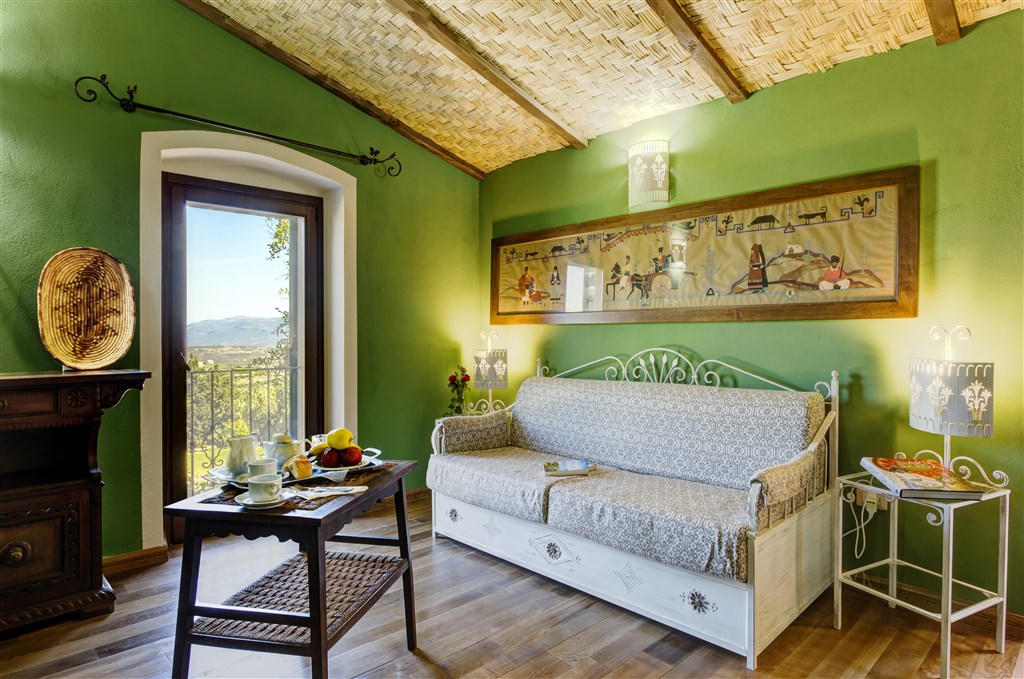 Hotel Villa Asfodeli - Obývací část v pokoji SUITE, Tresnuraghes, Sardinie