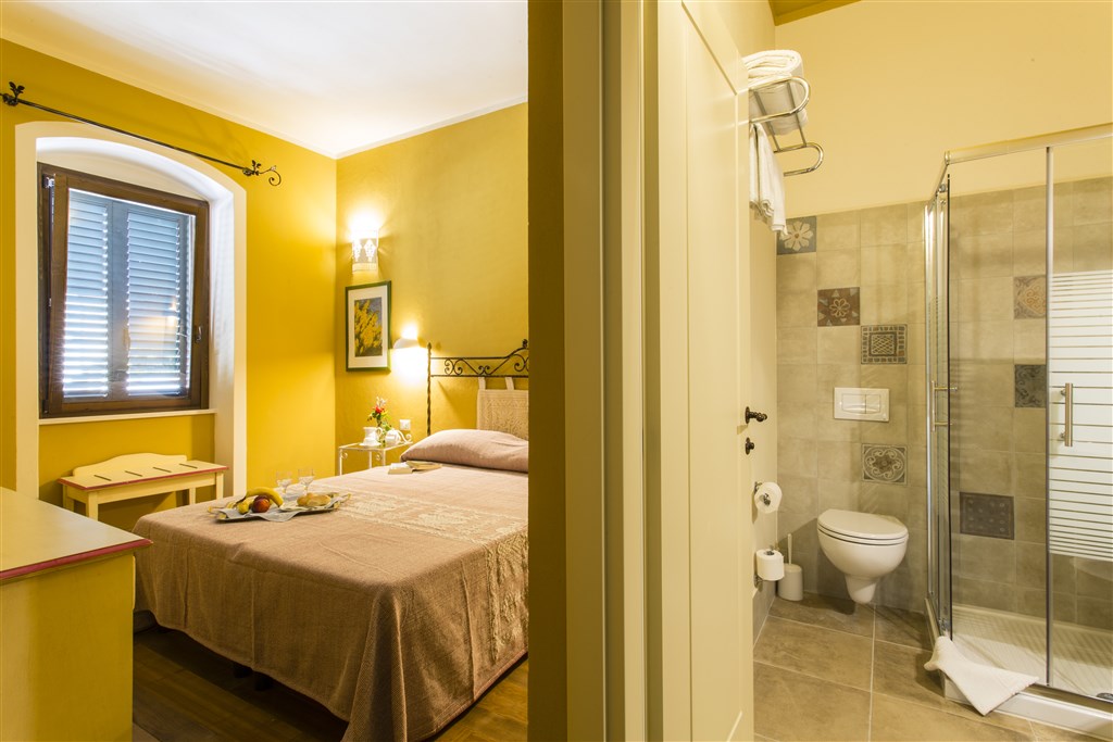 Hotel Villa Asfodeli - Pokoj CLASSIC, pohled na pokoj i koupelnu, Tresnuraghes, Sardinie