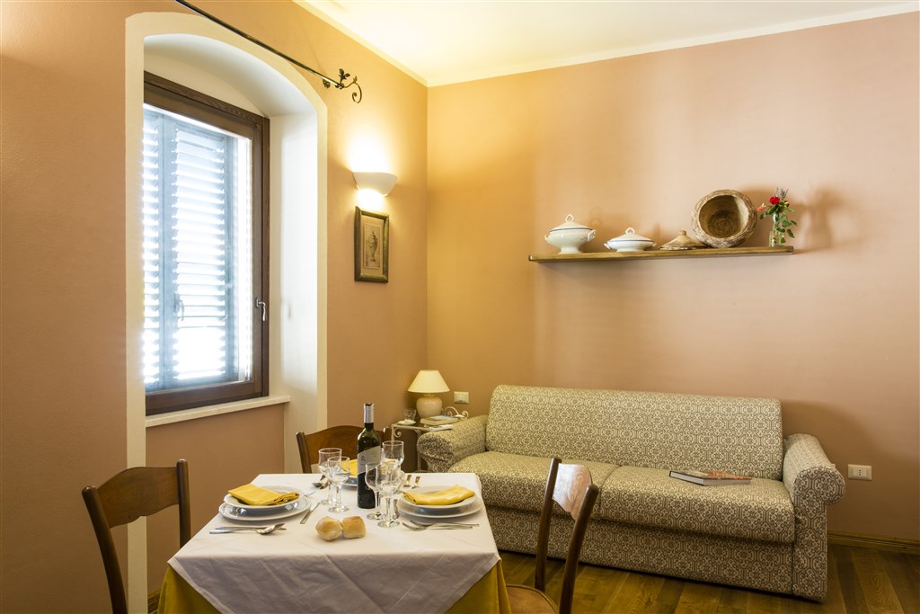 Hotel Villa Asfodeli - Obývací část v pokoji SUITE FAMILY, Tresnuraghes, Sardinie