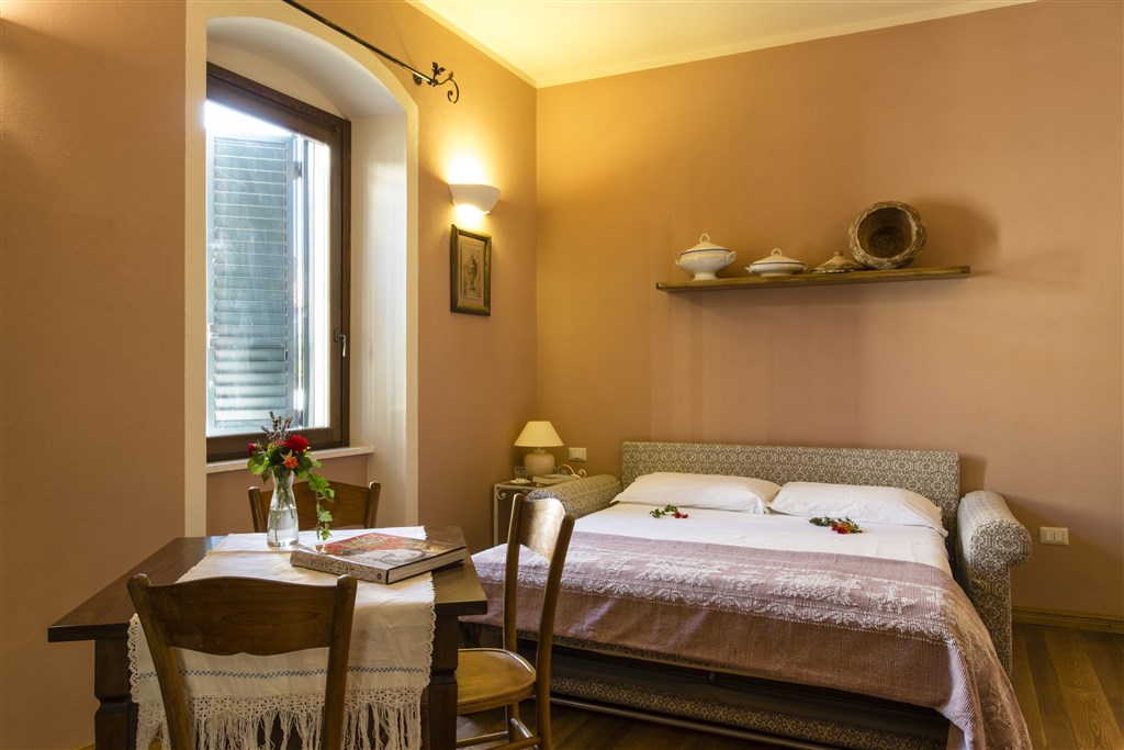 Hotel Villa Asfodeli - Obývací část s rozkládací pohovkou v pokoji SUITE FAMILY nebo SUITE, Tresnuraghes, Sardinie
