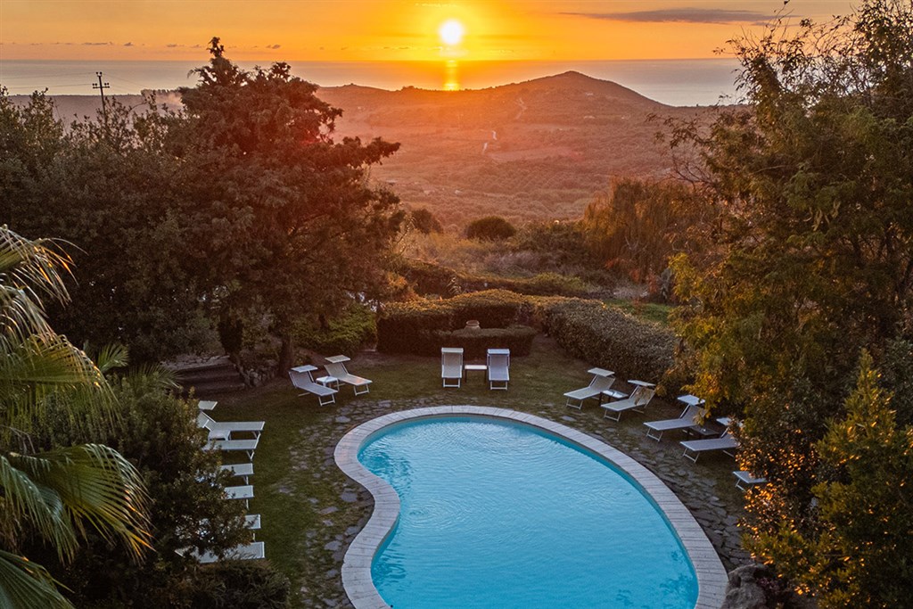 Hotel Villa Asfodeli - Západ slunce z hotelové zahrady, Tresnuraghes, Sardinie