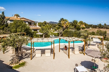 Hotelový bazén, Pula, Sardinie