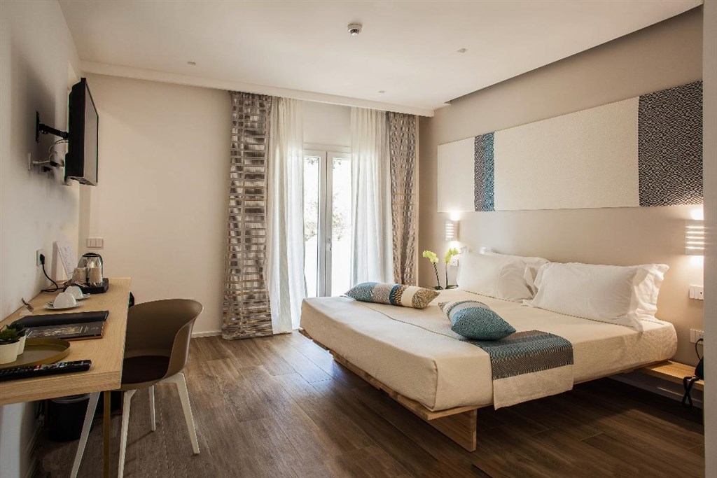 NoHa Lifestyle Hotel (14+) - Pokoj CLASSIC s balkonem, pohled k balkonu, Pula, Sardinie