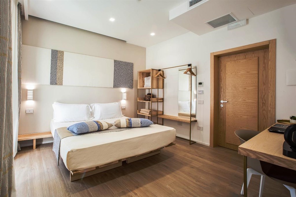 NoHa Lifestyle Hotel (14+) - Pokoj CLASSIC s patiem, pohled ke dveřím, Pula, Sardinie