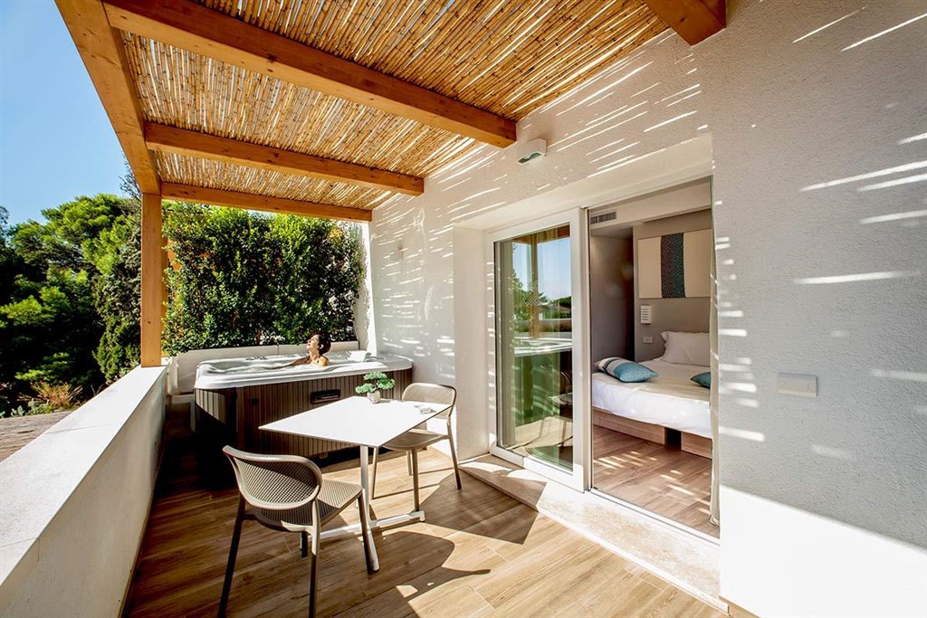 NoHa Lifestyle Hotel (14+) - Terasa pokoje DELUXE s vířivkou a výhledem na moře, Pula, Sardinie